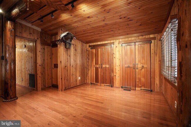 Building Photo - 371 Green Tree Dr