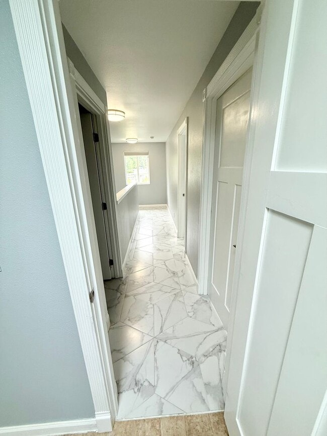 Building Photo - Spacious house in Bremerton.