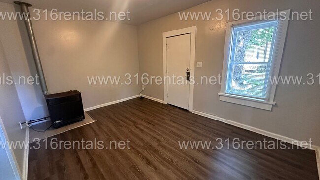 Building Photo - $525- 1 bed 1 bath - Duplex located in the Sunflower neighborhood