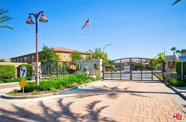 Building Photo - 10533 Maple Ln