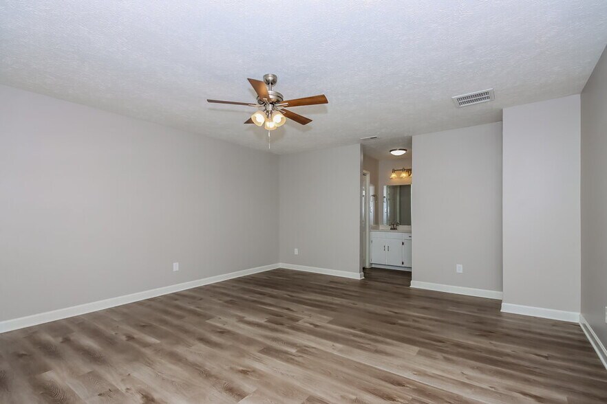 Building Photo - 917 Oakridge Dr