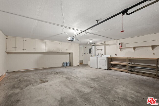 Building Photo - 6021 Lindley Ave