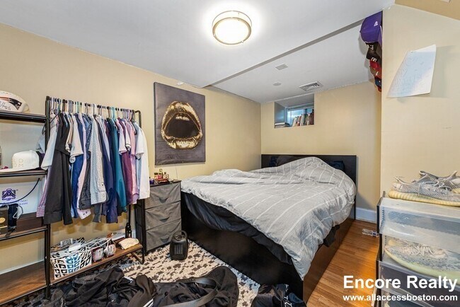 Building Photo - 1566 Tremont St