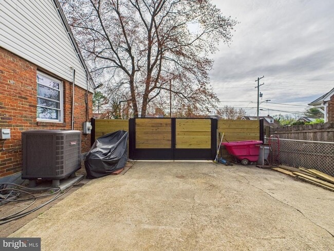 Building Photo - 913 Brooke Rd