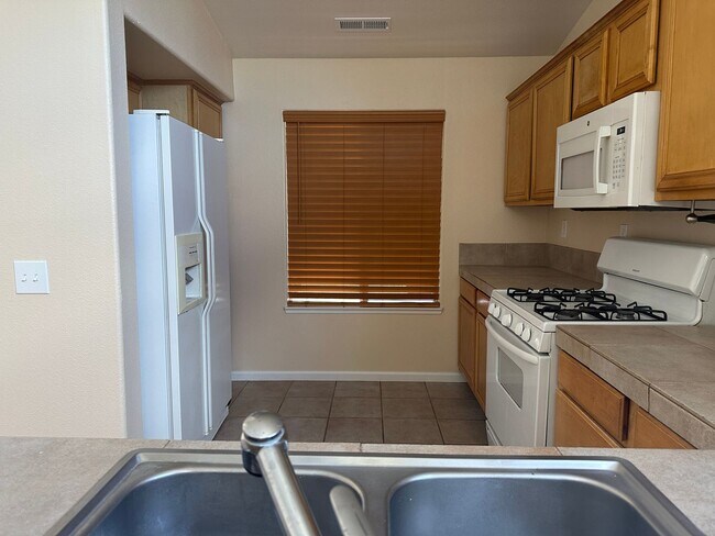 Building Photo - Country living in this single story 3 bedr...