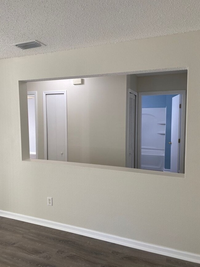 Building Photo - Lovely 2x1 in St. Augustine! Gorgeous Upgrade Kitchen!