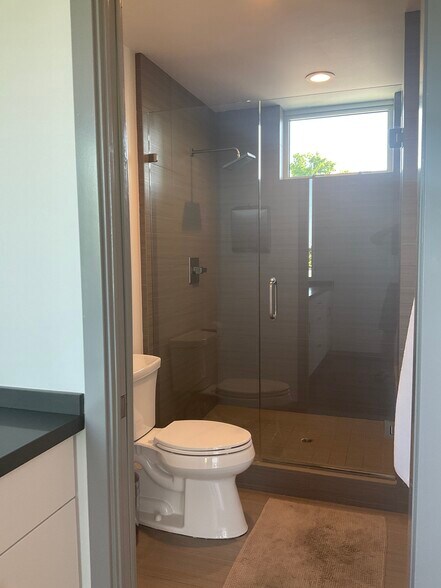 Master bathroom - 300 20th St