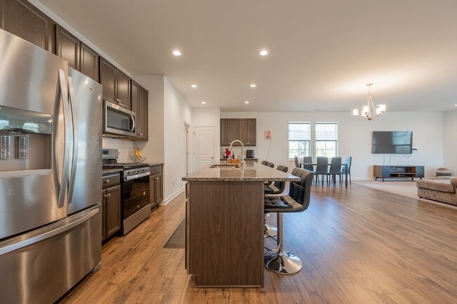 Building Photo - Modern Home with Open Floor Plan in Blacks...