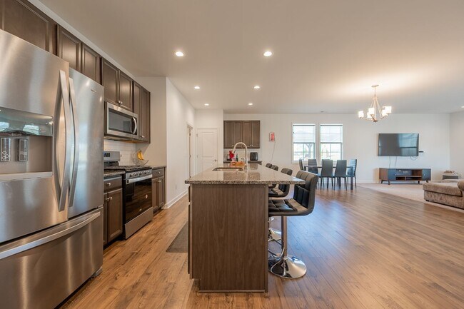 Building Photo - Modern Home with Open Floor Plan in Blacksburg