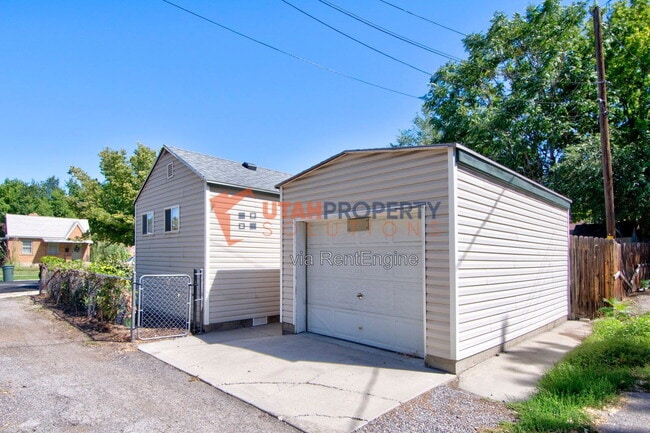 Building Photo - 574 Wilson Ave S