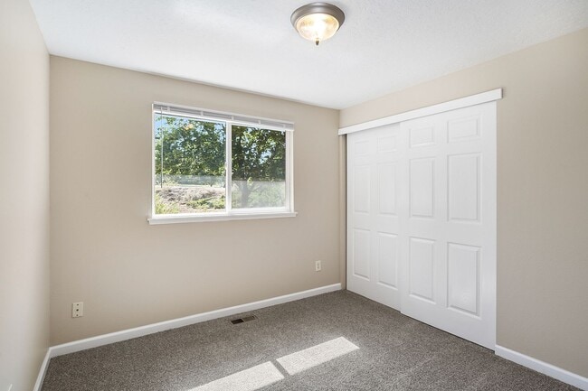 Building Photo - Updated 3-Bed Home on Spacious Lot – 10 Mi...