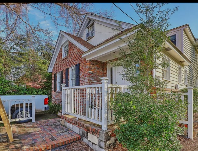 Building Photo - 3 Bedroom 1 Bath Apartment - Downtown Char...