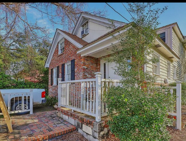 Building Photo - 3 Bedroom 1 Bath Apartment - Downtown Charleston