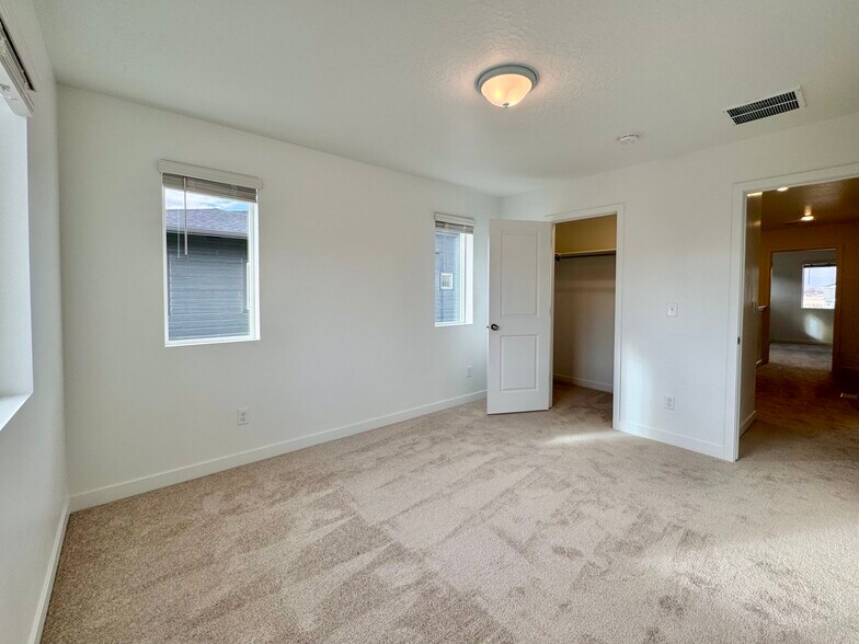 Building Photo - 2071 Sand Holw Dr