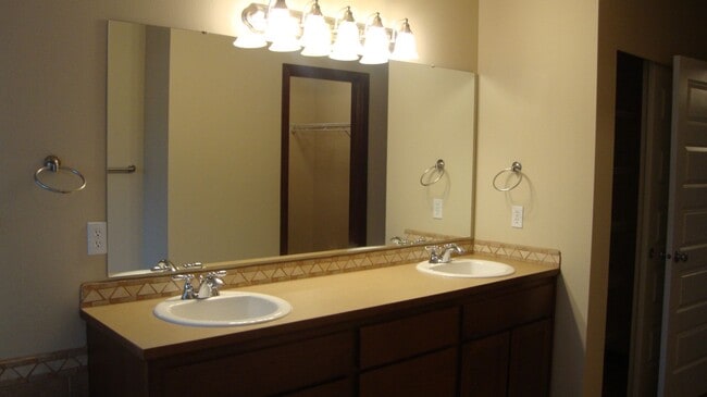 Building Photo - Beautiful 4 Bedroom Home in Tumwater Landing