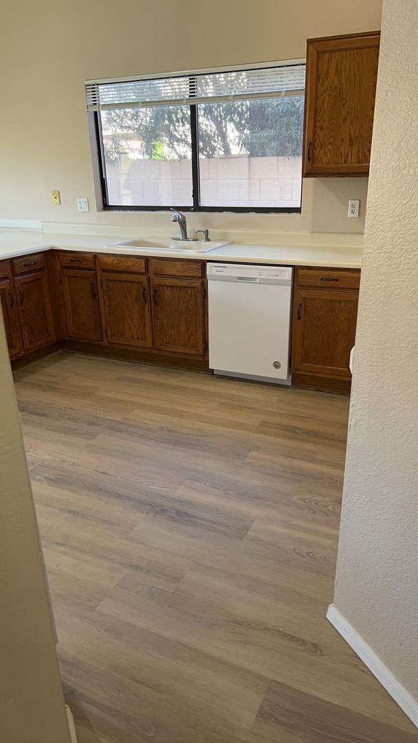 Building Photo - 1518 W Antiqua Dr