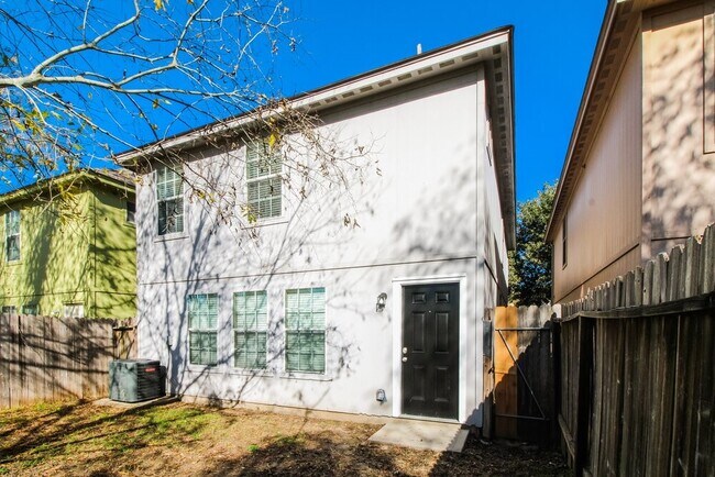 Building Photo - 4935 N Cancun Dr