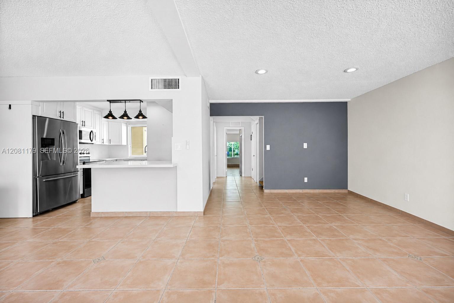 Building Photo - 9133 Fontainebleau Blvd