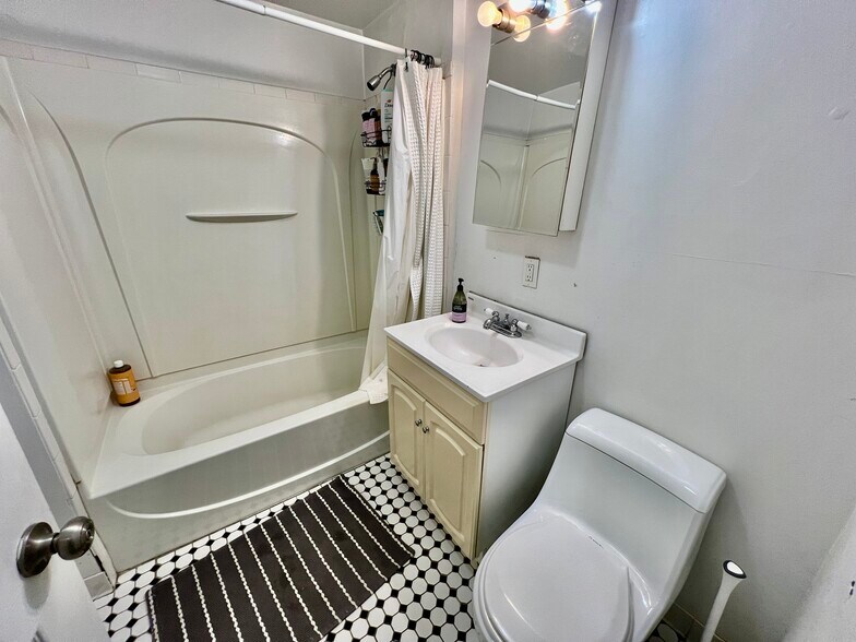 Building Photo - 66 Egmont St