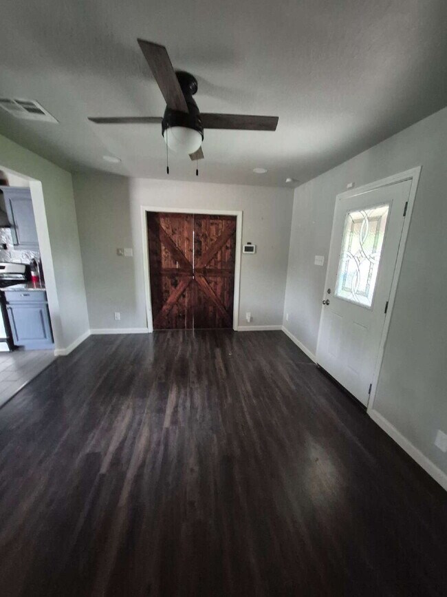 Building Photo - 3 bed/2 bath in Kirby