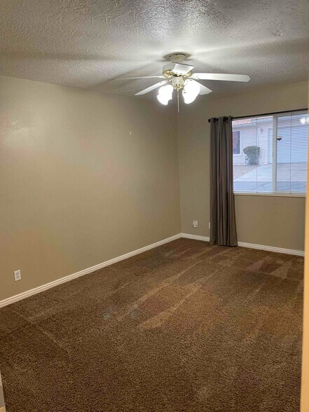 Building Photo - 550 Diagonal St