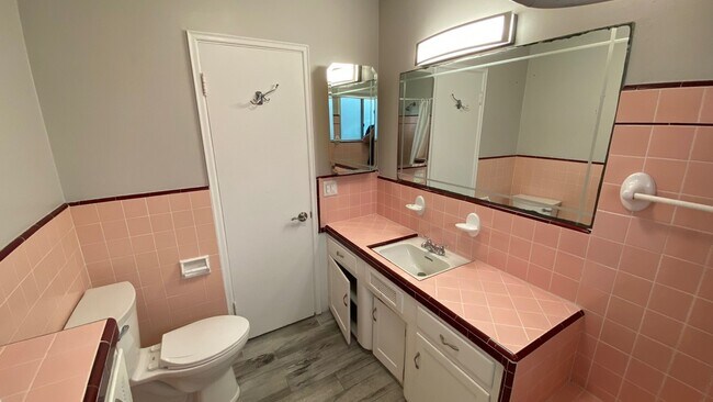 Building Photo - Large 3 bed 2 bath on 62nd! (Lease out, pending signatures. Check back in a few days!)