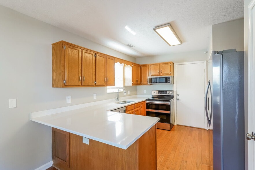 Building Photo - 901 Bexhill Ct S