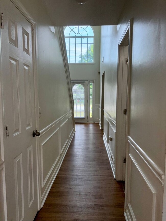 Building Photo - Huge 5 Bedroom Home with Sooo Much Space!