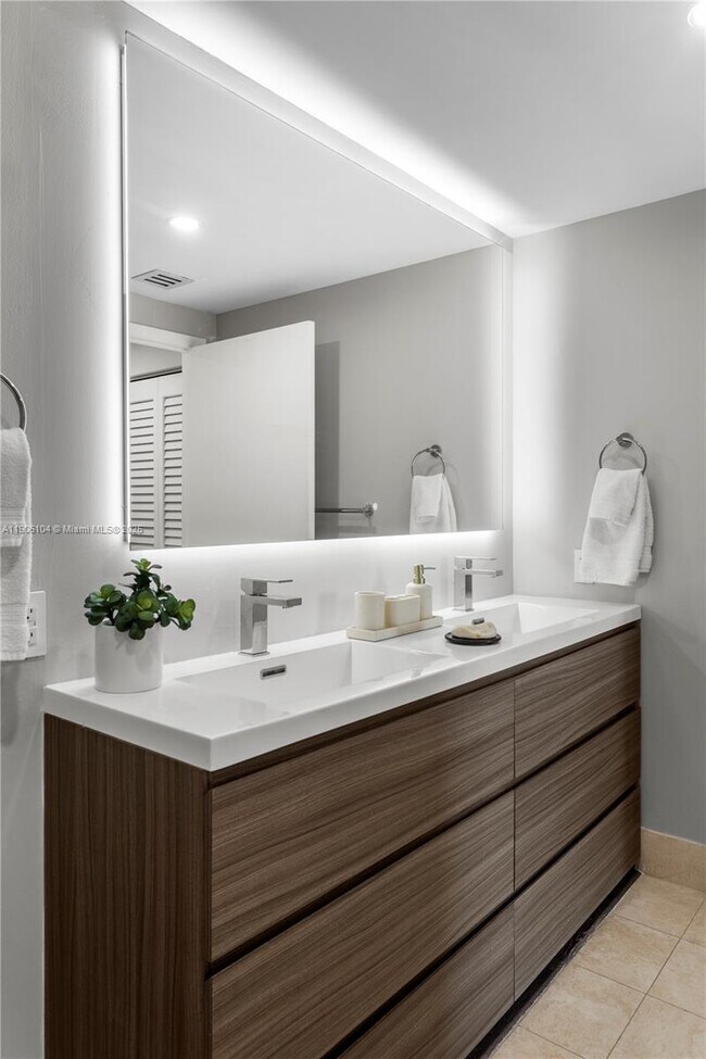 Building Photo - 2475 Brickell Ave