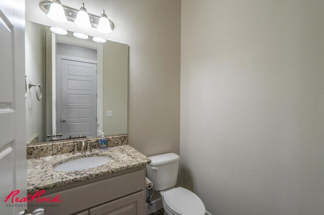 Building Photo - Pet Friendly 4 Bedroom Home! Internet Incl...