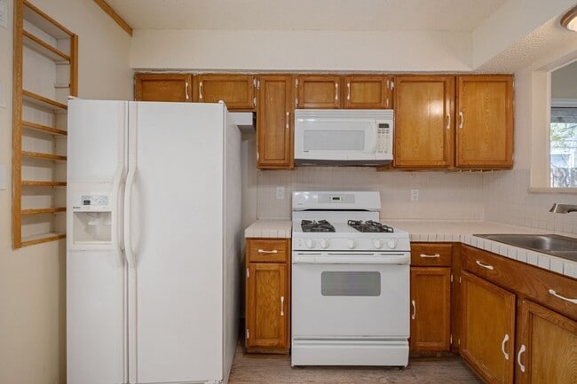 Building Photo - Updated 2 Bedroom, 1 Bath Duplex in a Grea...