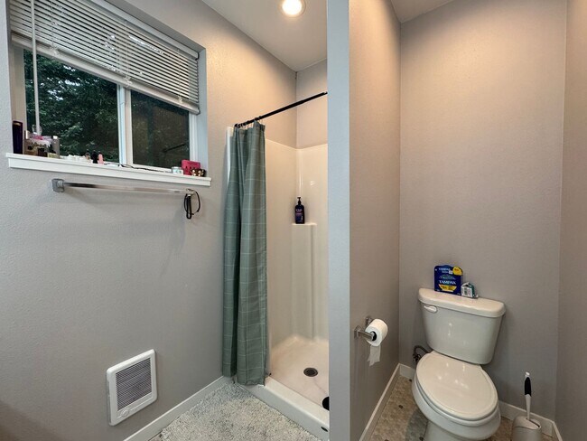 Building Photo - 6 Bed 5 Bath House Newer Updated Near Happy Valley, Fairhaven, WWU