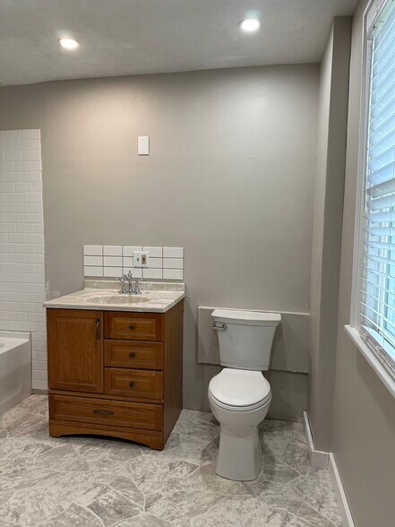 Building Photo - 784 Carpenter St