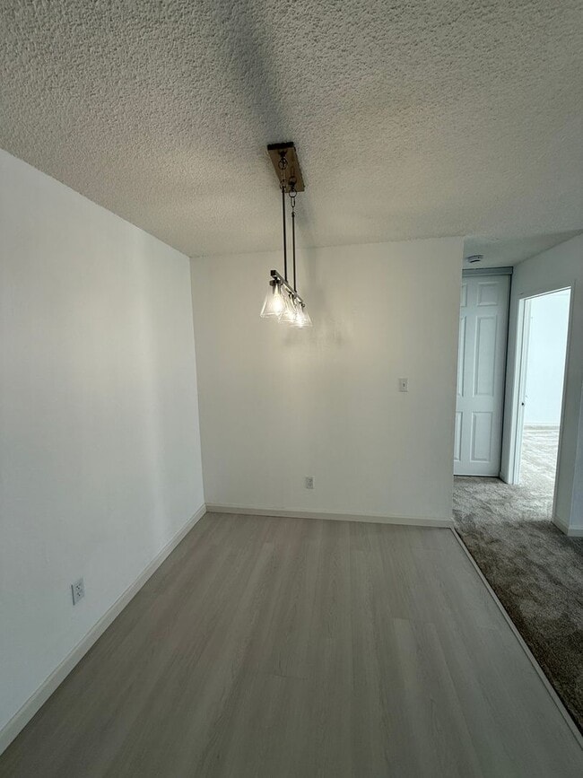 Building Photo - Rehabbed 1 bedroom condo