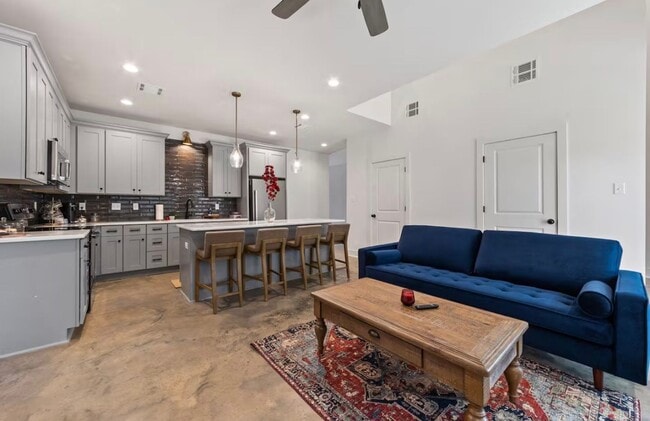 Building Photo - FOR RENT in LAFAYETTE!