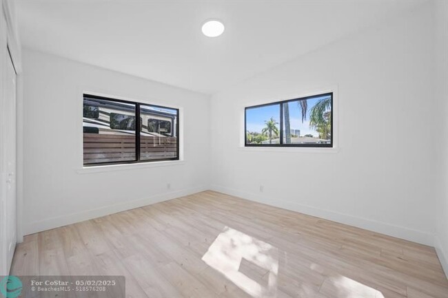 Building Photo - 315 E Jasmine Dr