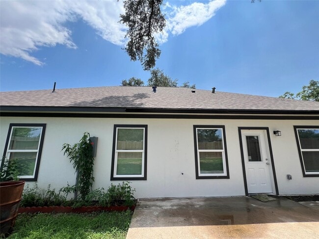 Building Photo - 13314 Oak Ledge Dr
