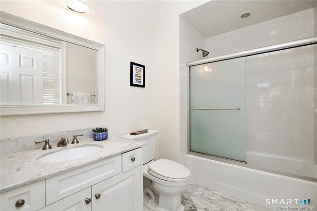 Building Photo - 1241 Post Rd