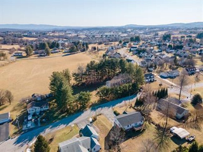 Building Photo - Spacious House In Christiansburg