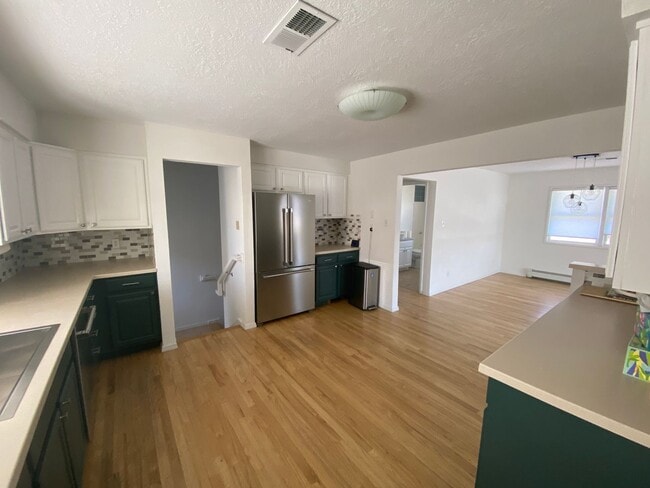 Building Photo - Large 4-Bedroom