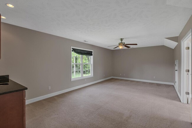 Building Photo - Large 3 bedroom with BONUS room!