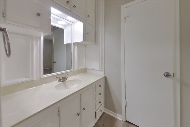 Building Photo - 7331 Millbrae Ln