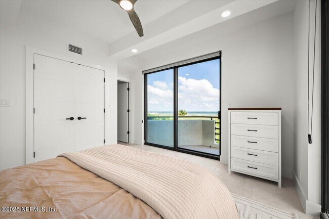 Building Photo - 739 Spinnakers Reach Dr