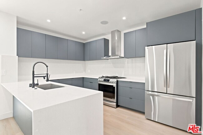 Building Photo - 1159 N Formosa Ave