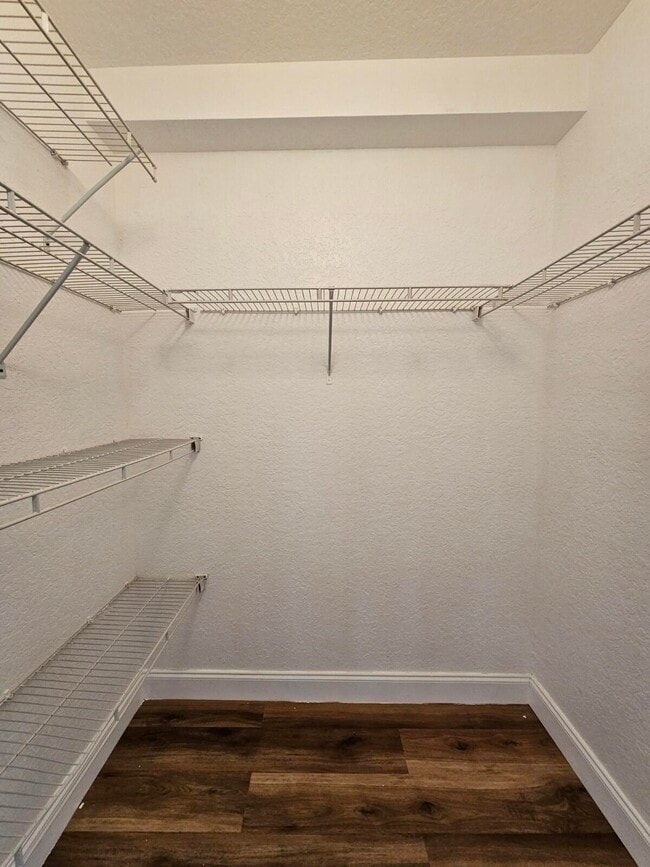 Building Photo - 1063 Golden Lakes Blvd