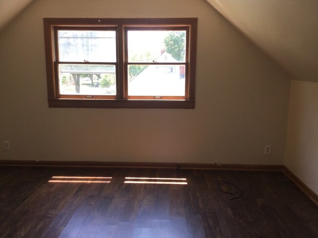 Building Photo - Spacious 4 BR Single Home