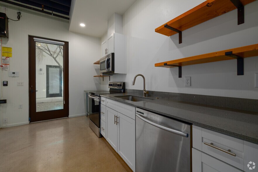1BR, 1BA - 922SF - Kitchen - The Flash