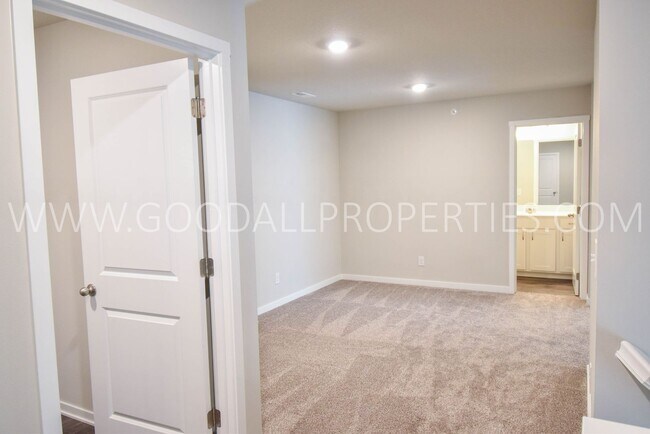 Building Photo - 3 Bedroom 2.5 Bath Townhome in Waukee.