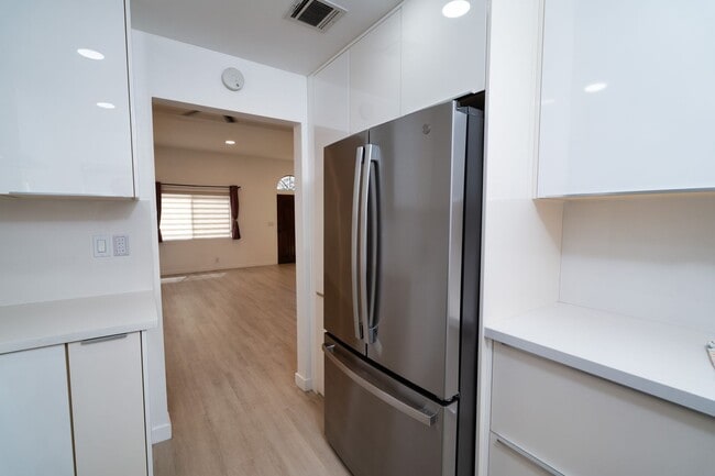Building Photo - BEAUTIFUL 4 Bed 3 Bath unit