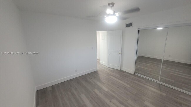 Building Photo - 1100 Pine Dr